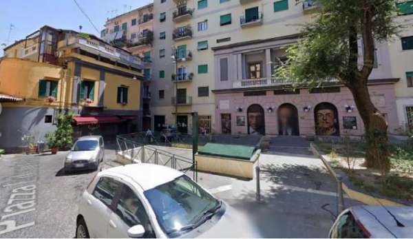 Foto Negozio in affitto a Napoli - 3 locali 145mq