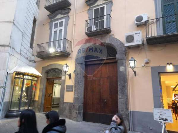 Foto Negozio in affitto a Napoli - 4 locali 260mq