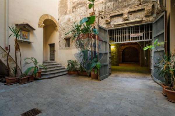 Foto Negozio in affitto a Palermo - 4 locali 193mq