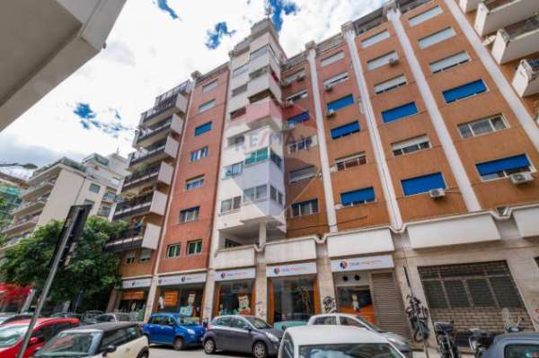 Foto Negozio in affitto a Palermo - 6 locali 265mq