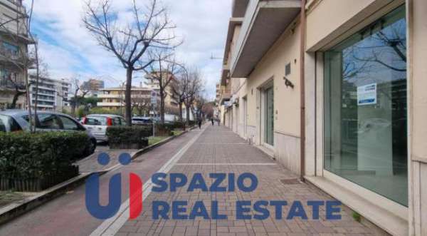 Foto Negozio in affitto a Pescara - 1 locale 430mq