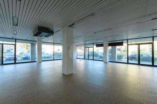 Foto Negozio in affitto a Reggio Emilia - 1 locale 200mq