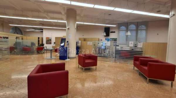 Foto Negozio in affitto a Reggio Emilia - 10 locali 400mq