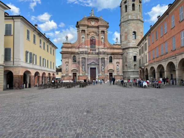 Foto Negozio in affitto a Reggio Emilia - 4 locali 230mq
