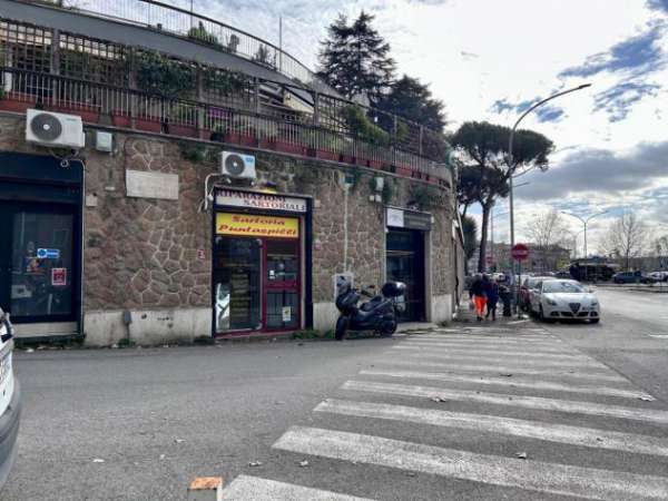 Foto Negozio in affitto a Roma - 1 locale 35mq