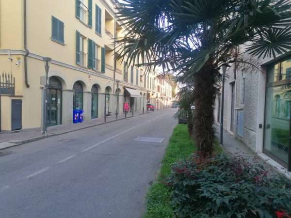 Foto Negozio in Affitto a Rovato