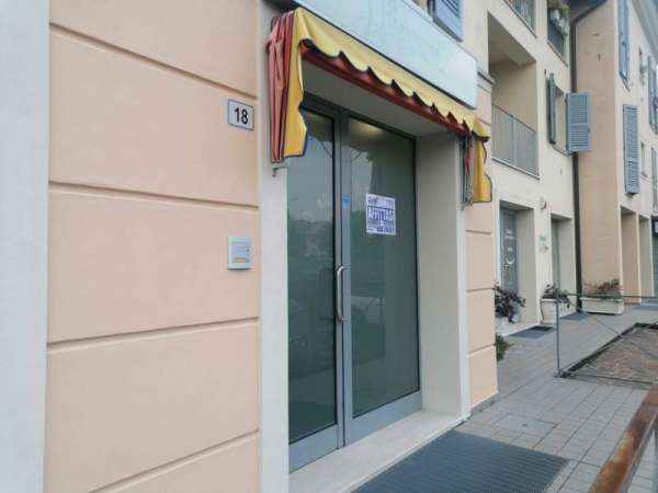 Foto Negozio in Affitto a Rovato Rovato - Centro