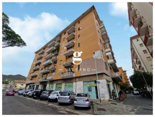 Foto Negozio in affitto a Salerno - 1 locale 105mq
