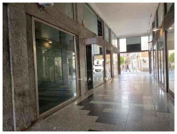 Foto Negozio in affitto a Salerno - 1 locale 90mq