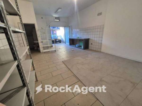 Foto Negozio in affitto a Sant'Antonio Abate - 1 locale 38mq