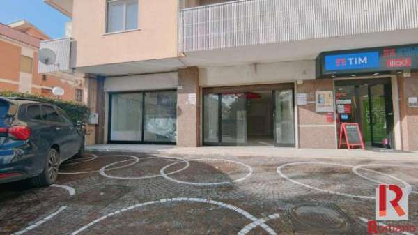Foto Negozio in affitto a Santa Maria Capua Vetere - 1 locale 100mq