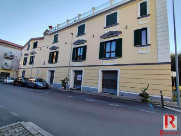 Foto Negozio in affitto a Santa Maria Capua Vetere - 1 locale 79mq