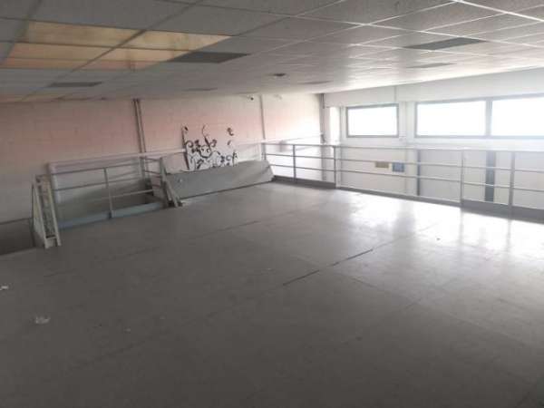 Foto Negozio vetrinato con magazzino