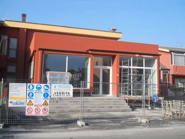 Foto Negozio/deposito da 200 mq (da finire)