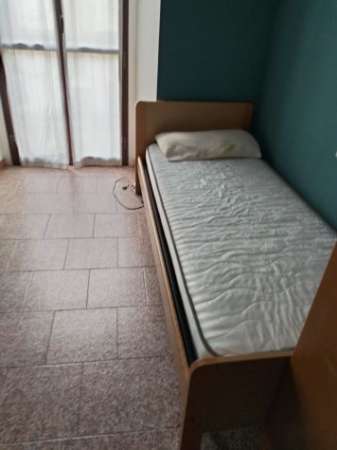 Foto Offro 2 posti letto in camera doppia a 280 euro ciascuno in Piazza Statuto