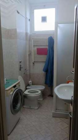 Foto Offro ampia camera in affitto in appartamento condiviso