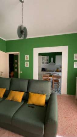 Foto Offro ampia camera singola in affitto in appartamento completamente ristruttura.