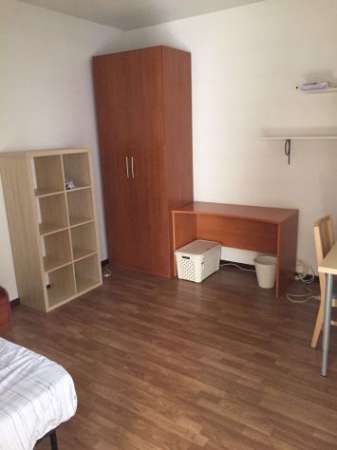 Foto Offro ampia stanza in affitto a studenti