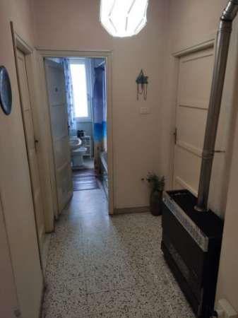 Foto Offro camera in affitto a studenti (20-24 anni) a Pisa