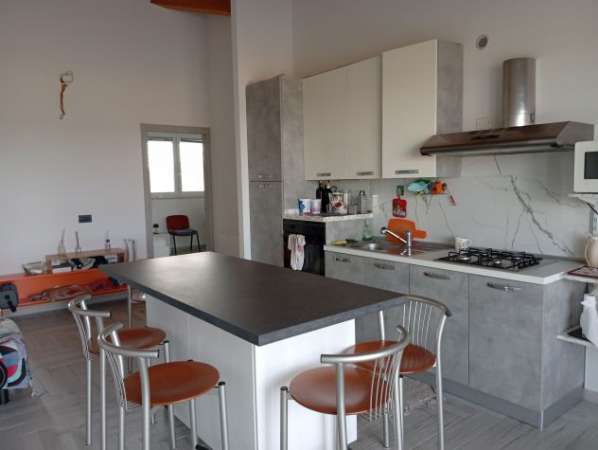 Foto Offro camera in affitto con bagno privato a studentessa - Cadidavid Verona