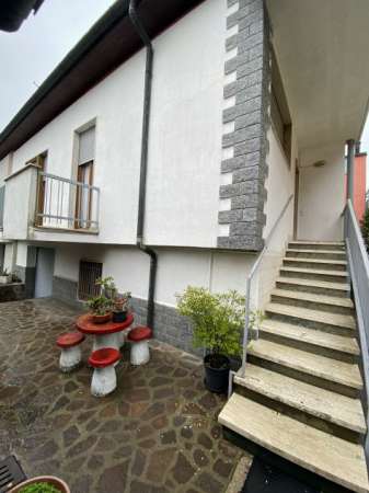 Foto Offro camera in affitto in abitazione con giardino vicinanze ospedale Humanitas