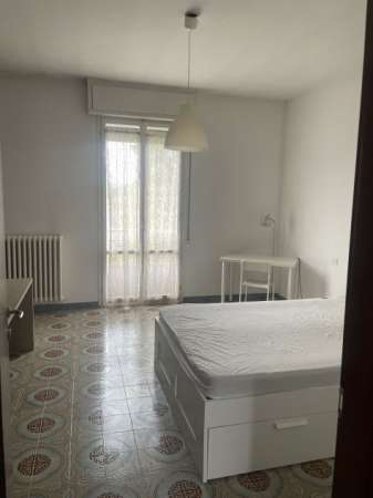 Foto Offro camera in affitto per ragazza a Reggio Emilia di fronte all universit