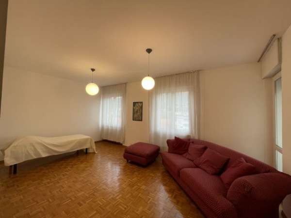 Foto Offro camera in appartamento condiviso solo per studentesse.