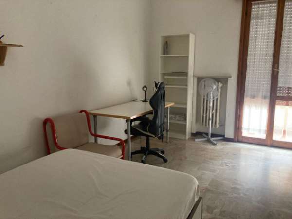 Foto Offro camere in affitto studenti