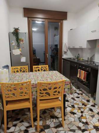 Foto Offro posto letto in ampia stanza doppia per studentessa � Riviera San Benedetto