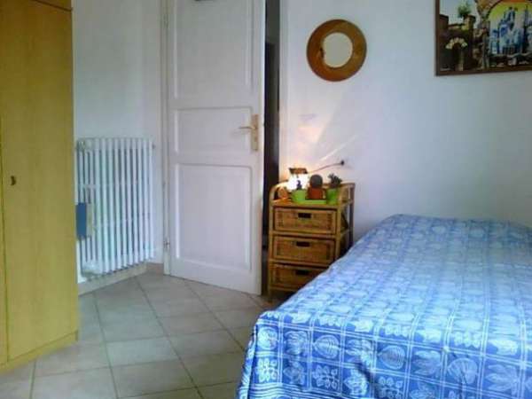 Foto Offro stanza singola ampia per brevi periodi
