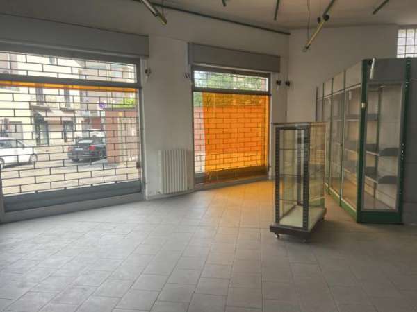 Foto Oltre 3 vetrine in affitto a Baranzate