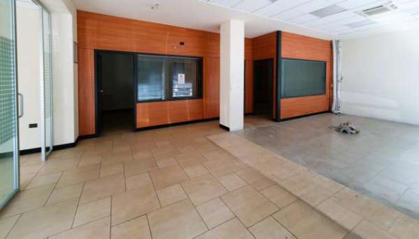 Foto Oltre 3 vetrine in affitto a Brescia