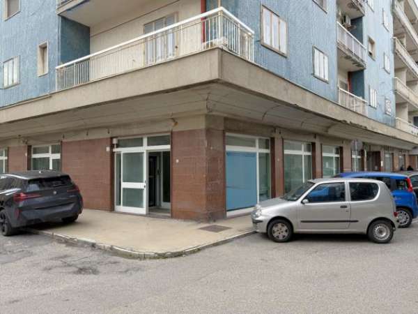 Foto Oltre 3 vetrine in affitto a Catanzaro