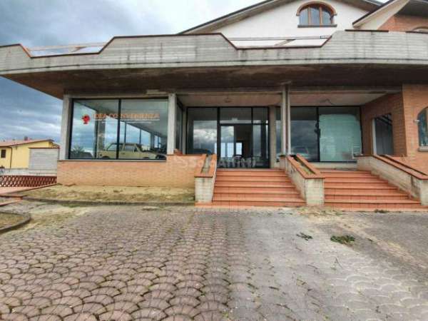 Foto Oltre 3 vetrine in affitto a Foiano della Chiana