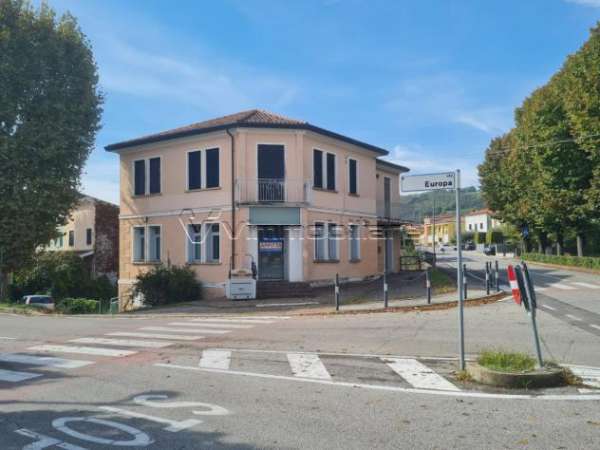 Foto Oltre 3 vetrine in affitto a Lozzo Atestino