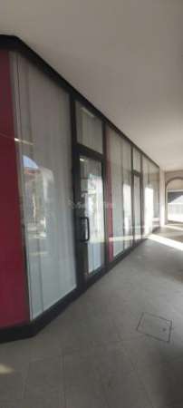 Foto Oltre 3 vetrine in affitto a Pozzuolo Martesana, Centro