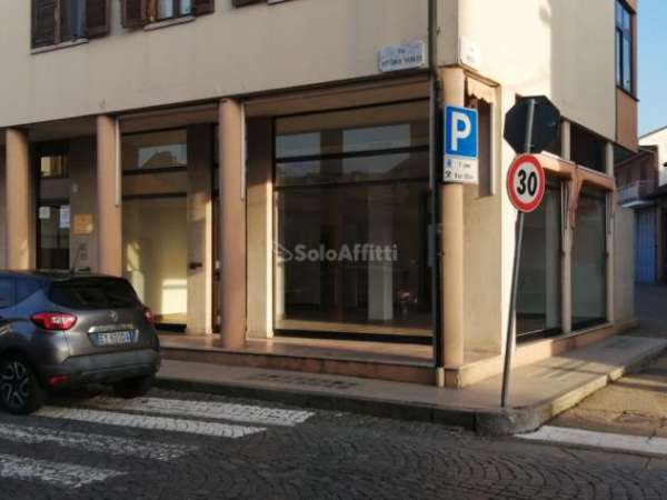Foto Oltre 3 vetrine in affitto a Riva presso Chieri