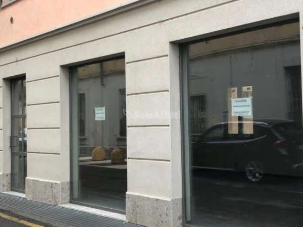 Foto Oltre 3 vetrine in affitto a Saronno