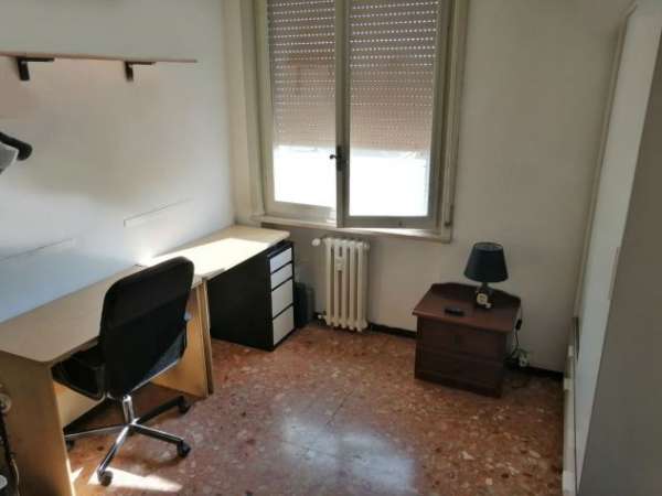 Foto P.le Santa Croce-Via Rubini singola con letto matrimoniale  a ragazzo