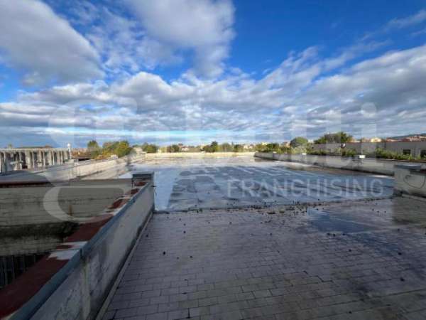 Foto Palazzina commerciale in affitto a Albano Laziale - 1100mq