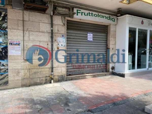 Foto Palazzina commerciale in affitto a Giugliano In Campania - 1 locale 35mq