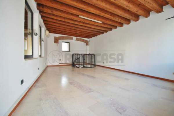 Foto Palazzina commerciale in affitto a Montebello Vicentino - 2 locali 61mq