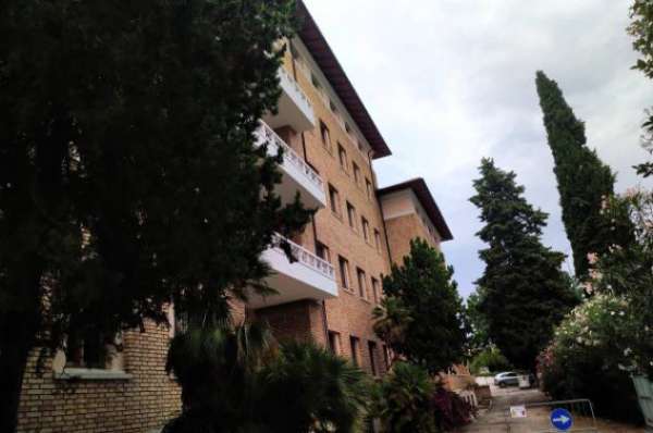 Foto Palazzo / Stabile di 4500 m con pi di 5 locali in affitto a Loreto