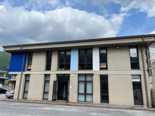 Foto Palazzo / Stabile di 500 m con pi di 5 locali in affitto a Brescia