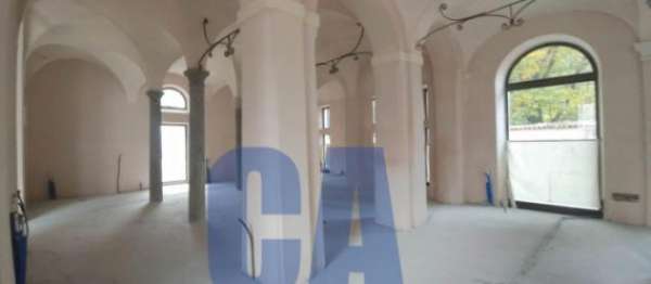 Foto Palazzo / Stabile di 782 m con 1 locale in affitto a Vimercate