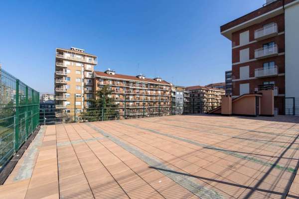 Foto Palazzo in affitto a Torino