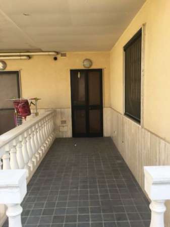 Foto Palese trav. Corso Vittorio Emanuele trivani arredato parcheggio