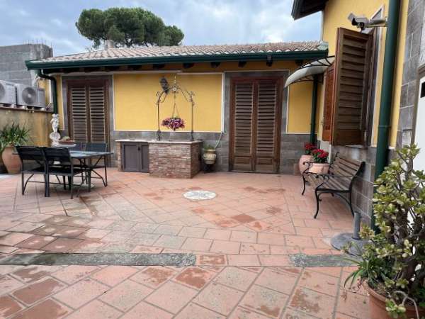 Foto Pedara Centro  Abitazione Indipendente con Garage