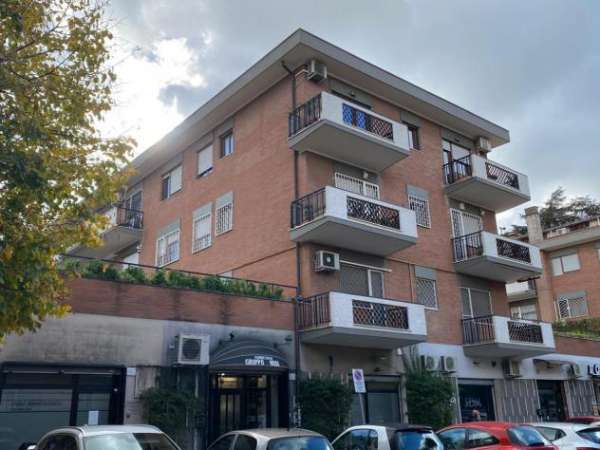 Foto Pentalocale in affitto a Roma