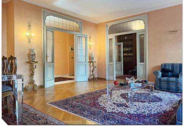 Foto Pentalocale in affitto a Torino